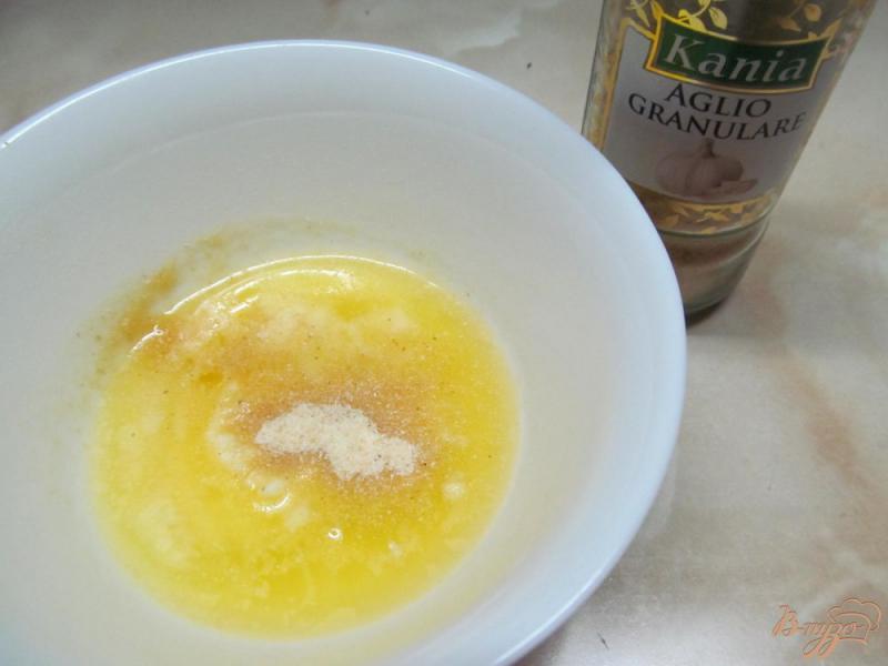Фото приготовление рецепта: Батон смазанный сливочным маслом и чесноком шаг №9