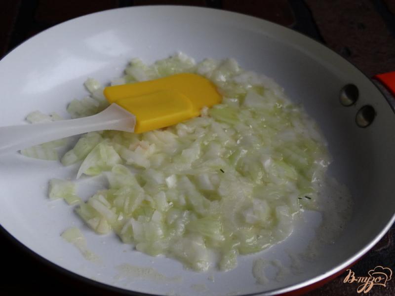 Фото приготовление рецепта: Луково-сырные гренки шаг №2