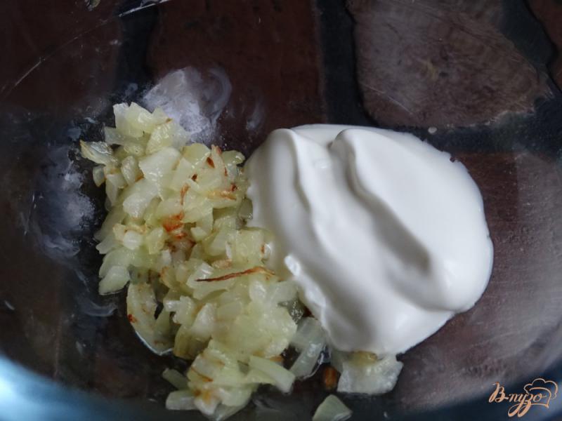 Фото приготовление рецепта: Луково-сырные гренки шаг №3