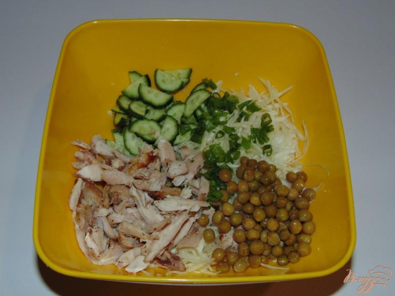 Фото приготовление рецепта: Капустный салат с куриным мясом шаг №4