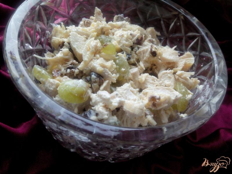 Фото приготовление рецепта: Салат из куриной грудки с виноградом шаг №5