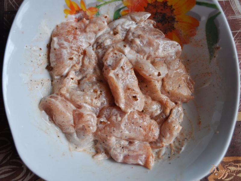 Фото приготовление рецепта: Салат с куриной грудкой и сулугуни шаг №2