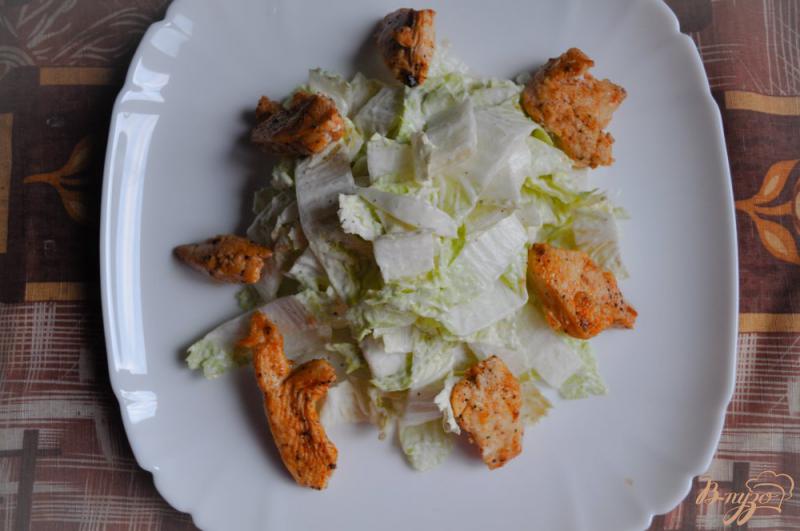 Фото приготовление рецепта: Салат с куриной грудкой и сулугуни шаг №4