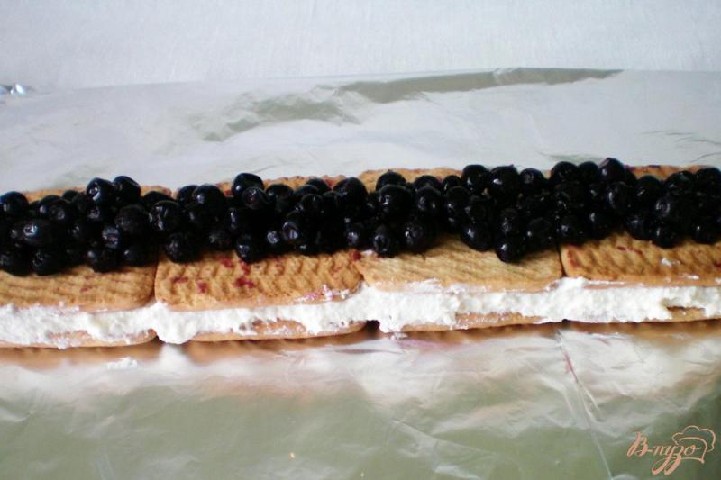 Фото приготовление рецепта: Творожный торт с черникой без выпечки шаг №4