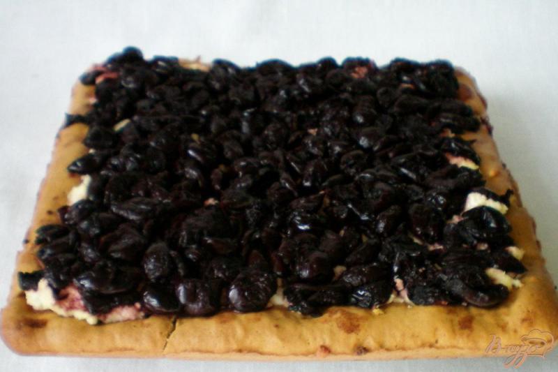 Фото приготовление рецепта: Пирог с творогом и вишней шаг №6