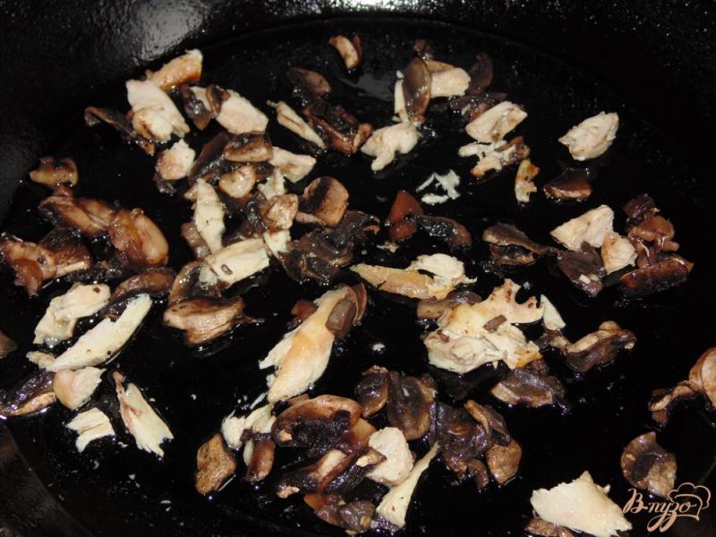 Фото приготовление рецепта: Омлет с шампиньонами и мясом курицы шаг №2