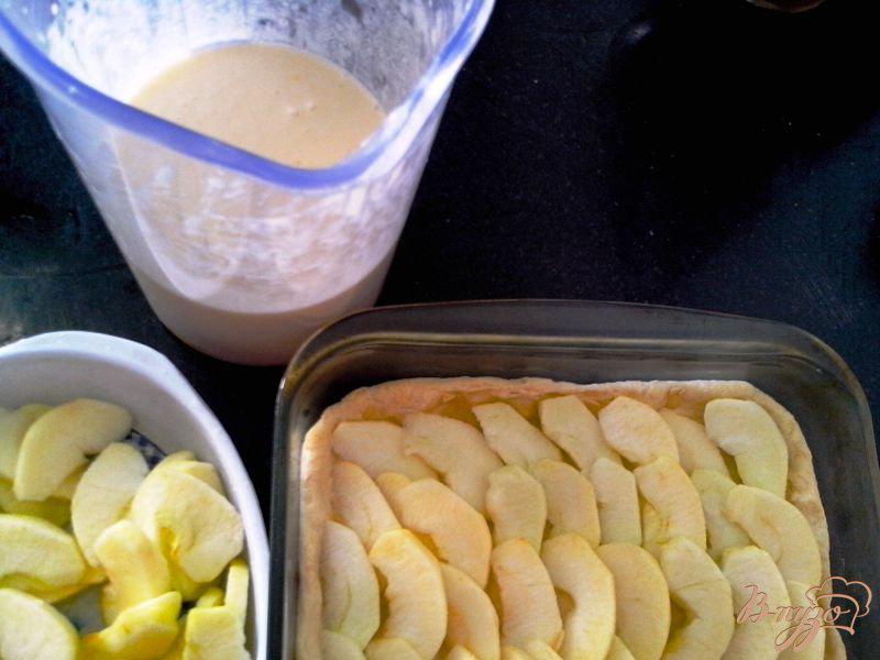 Фото приготовление рецепта: Яблочный пирог с клюквой шаг №3