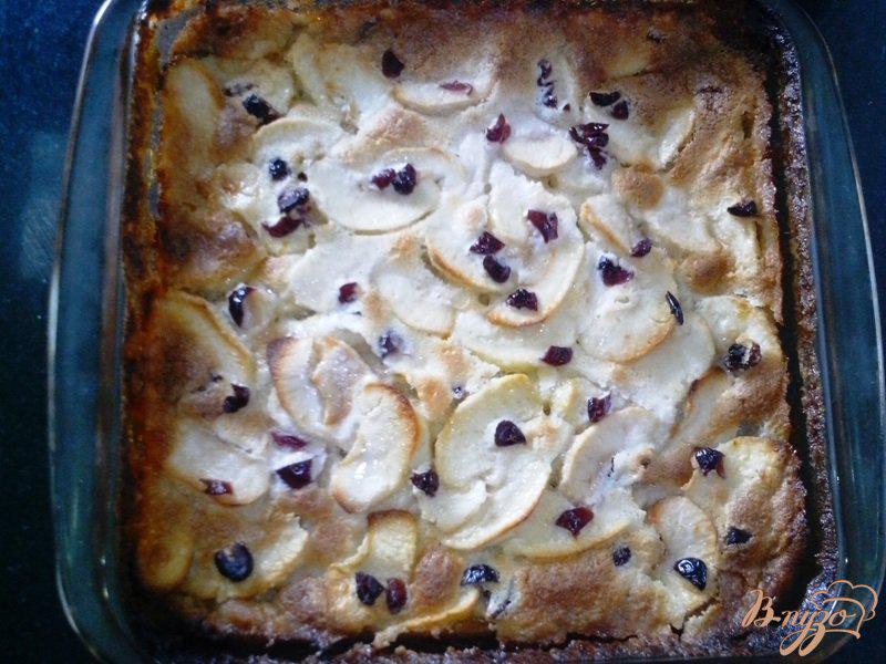 Фото приготовление рецепта: Яблочный пирог с клюквой шаг №5