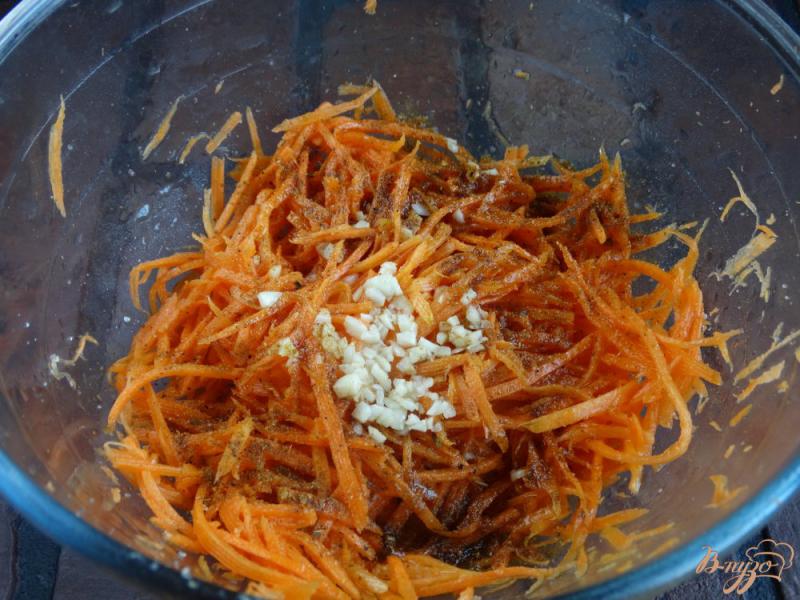 Фото приготовление рецепта: Морковь по-корейски с тыквенными семечками шаг №3
