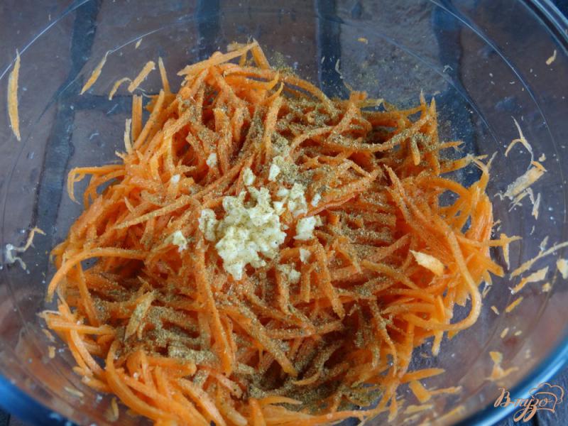 Фото приготовление рецепта: Морковь по-корейски с тыквенными семечками шаг №2