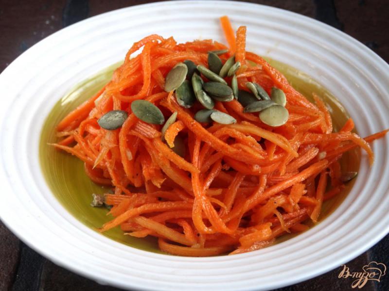 Фото приготовление рецепта: Морковь по-корейски с тыквенными семечками шаг №4