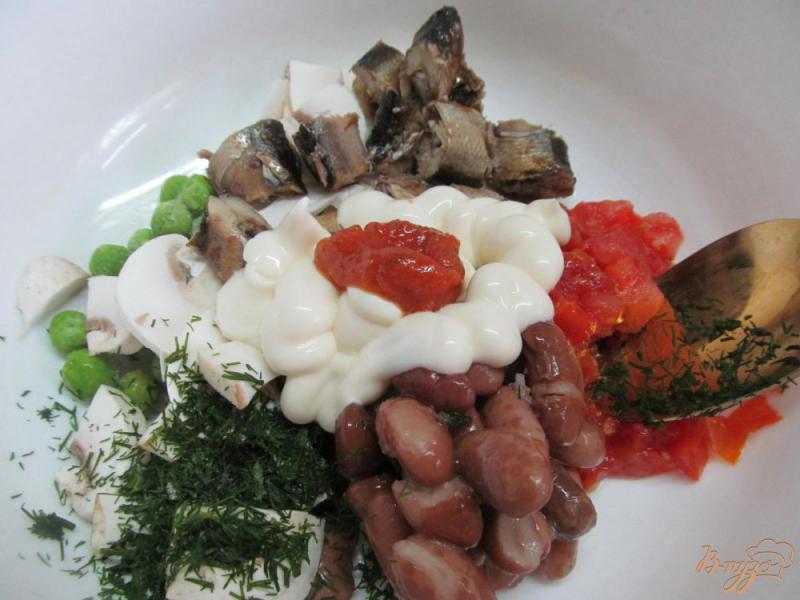 Фото приготовление рецепта: Салат с помидором фасолью и шпротами шаг №4