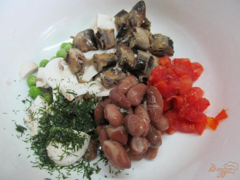 Фото приготовление рецепта: Салат с помидором фасолью и шпротами шаг №3