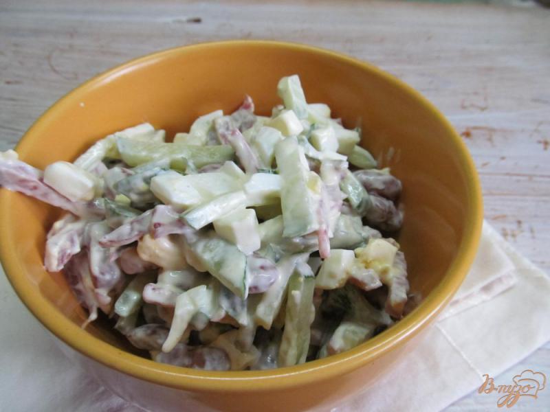 Фото приготовление рецепта: Салат из огурца с фасолью и салями шаг №5