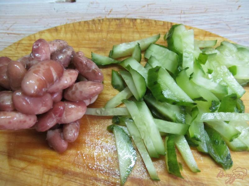 Фото приготовление рецепта: Салат из огурца с фасолью и салями шаг №1