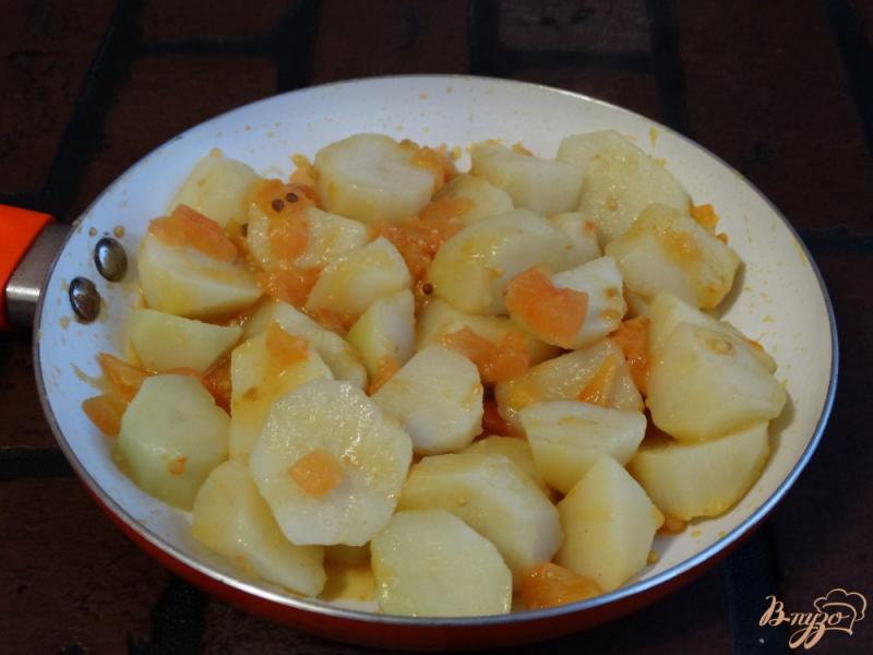 Фото приготовление рецепта: Картофель по-бомбейски шаг №6