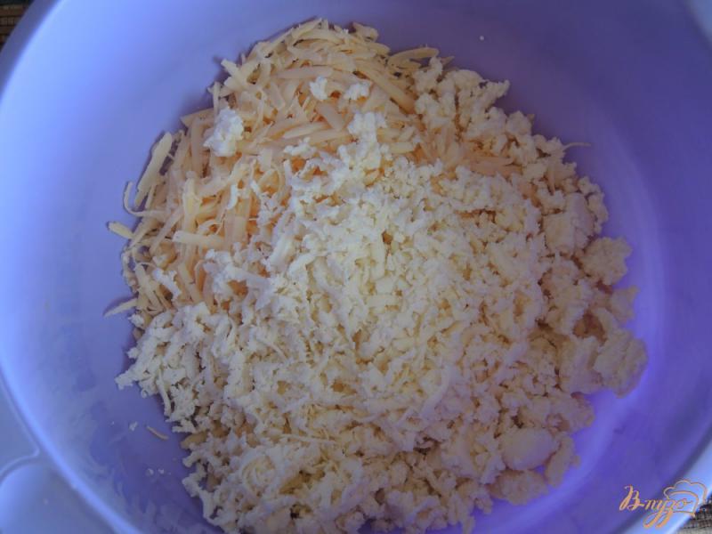 Фото приготовление рецепта: Быстрый слоёный сырный пирог в мультиварке шаг №1