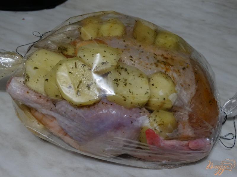 Фото приготовление рецепта: Курица запеченная с айвой и картофелем шаг №5