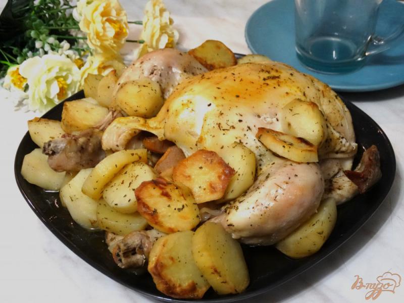 Фото приготовление рецепта: Курица запеченная с айвой и картофелем шаг №6