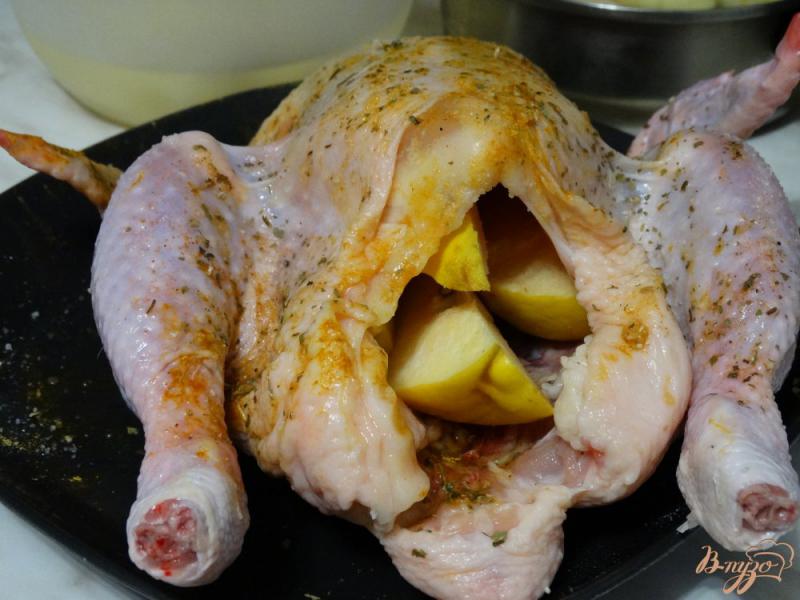 Фото приготовление рецепта: Курица запеченная с айвой и картофелем шаг №3