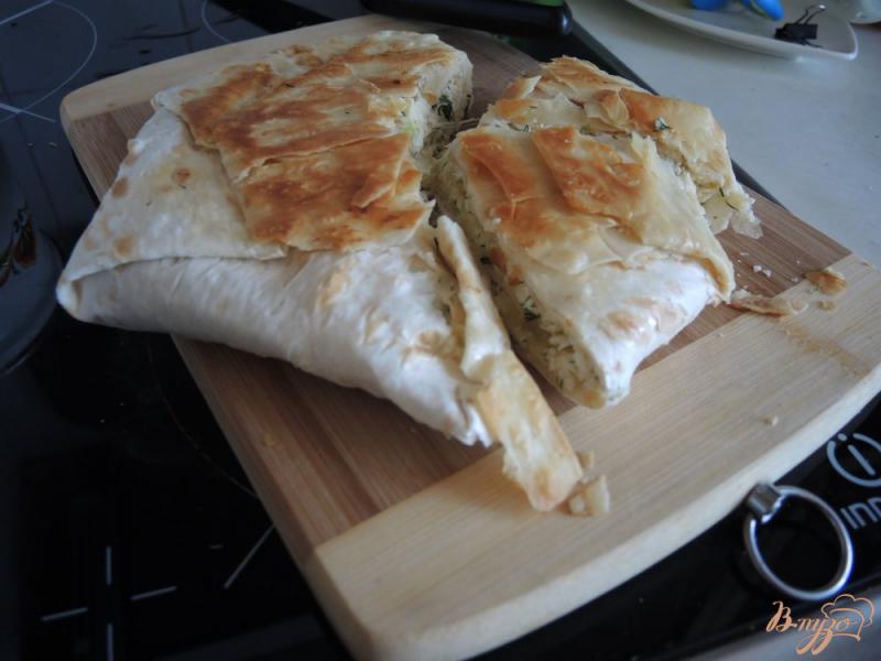 Фото приготовление рецепта: Быстрый слоёный сырный пирог в мультиварке шаг №9