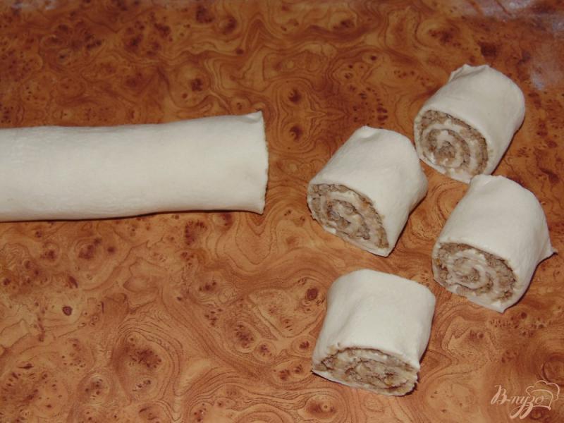 Фото приготовление рецепта: Слоеные булочки-рулеты со свино-говяжим фаршем и сыром шаг №4