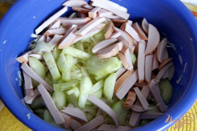 Фото приготовление рецепта: Салат из капусты, огурца и колбасы шаг №2