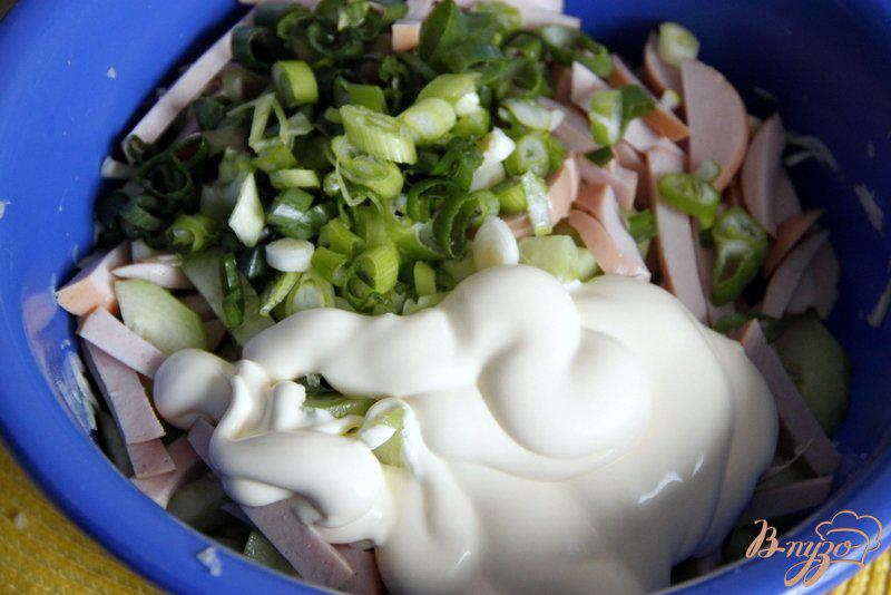 Фото приготовление рецепта: Салат из капусты, огурца и колбасы шаг №3
