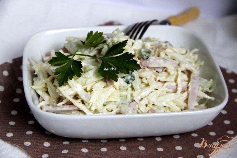 Фото приготовление рецепта: Салат из капусты, огурца и колбасы шаг №4