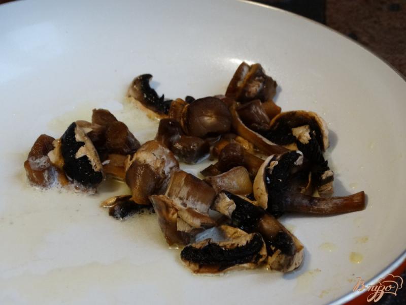 Фото приготовление рецепта: Подлива из кальмаров и грибов шаг №1