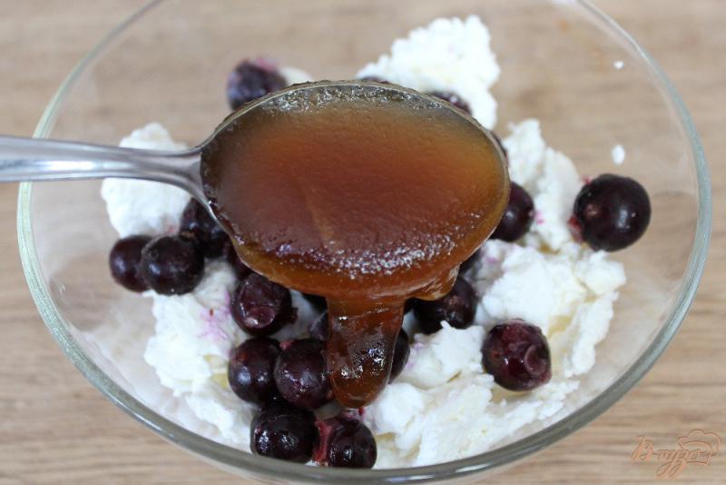 Фото приготовление рецепта: Творожный десерт с черной смородиной медом и орехами шаг №3