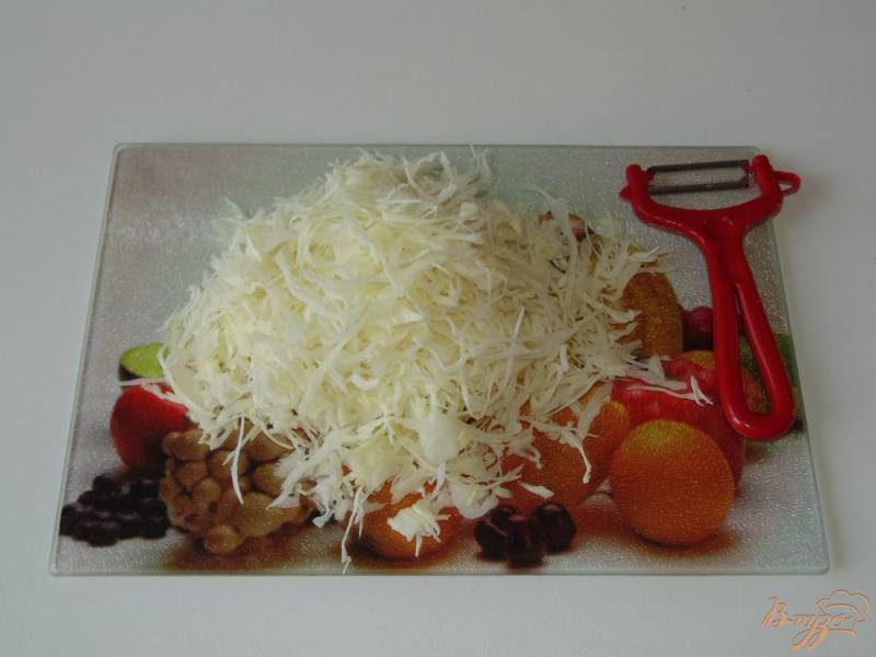 Фото приготовление рецепта: Капустный салат с редисом и огурцом шаг №1
