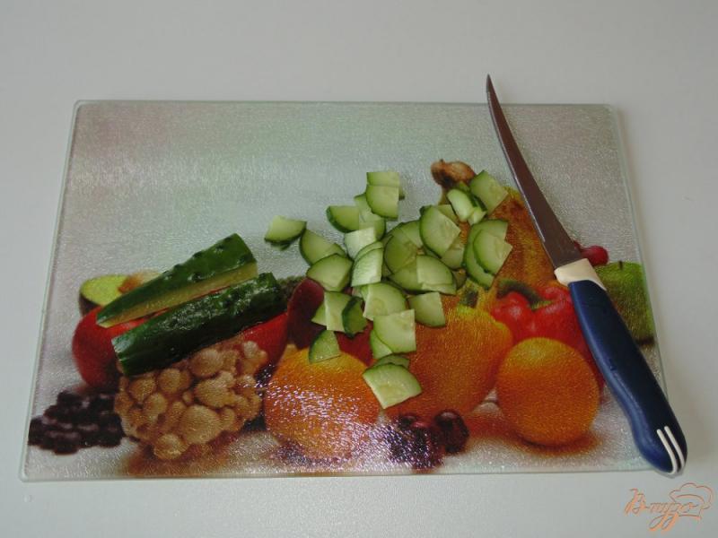 Фото приготовление рецепта: Капустный салат с редисом и огурцом шаг №2