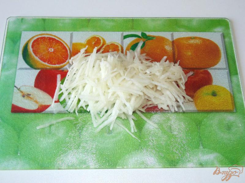 Фото приготовление рецепта: Салат из редиса, дайкона и корня сельдерея шаг №2
