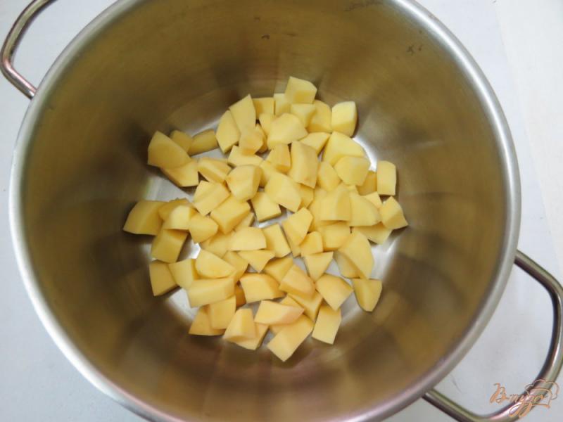 Фото приготовление рецепта: Суп с грибами, горошком и черемшой шаг №2