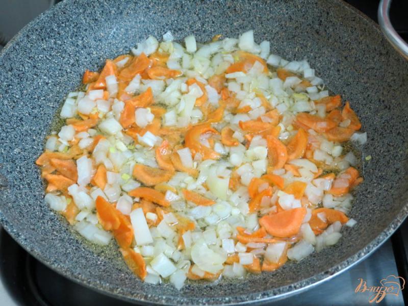 Фото приготовление рецепта: Суп с грибами, горошком и черемшой шаг №6