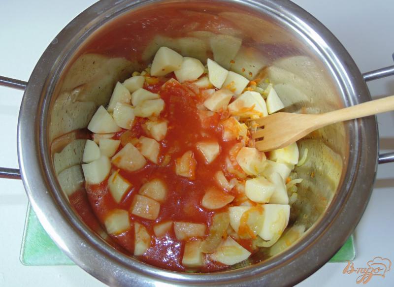 Фото приготовление рецепта: Картофель с овощами тушенный в томате шаг №4