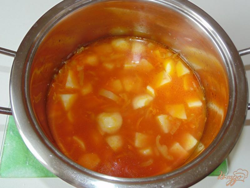 Фото приготовление рецепта: Картофель с овощами тушенный в томате шаг №5
