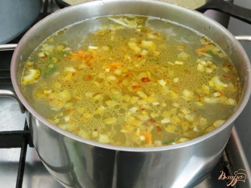 Фото приготовление рецепта: Суп с грибами, горошком и черемшой шаг №10