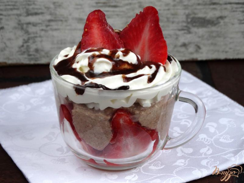 Фото приготовление рецепта: Клубничный десерт со сливками и шоколадом шаг №7