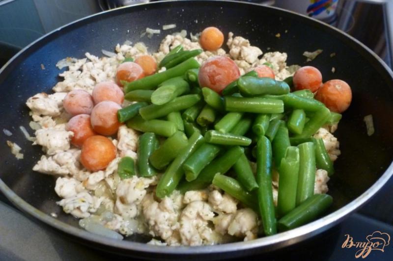 Фото приготовление рецепта: Рис с индейкой и спаржевой фасолью шаг №3