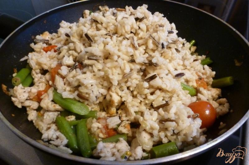 Фото приготовление рецепта: Рис с индейкой и спаржевой фасолью шаг №4