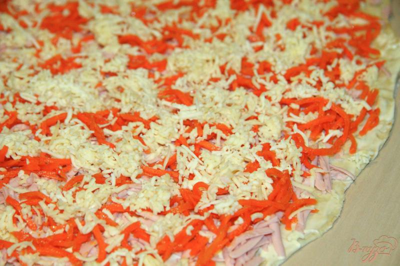 Фото приготовление рецепта: Рулет из лаваша с корейской морковью, сыром и колбасой шаг №4