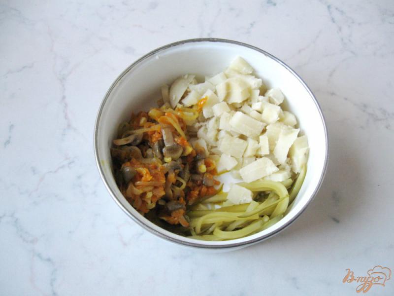 Фото приготовление рецепта: Салат с черемшой, тыквой и шампиньонами шаг №8