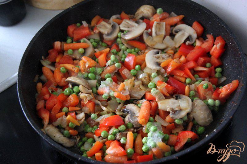 Фото приготовление рецепта: Гратин из пасты, курицы и овощей шаг №3