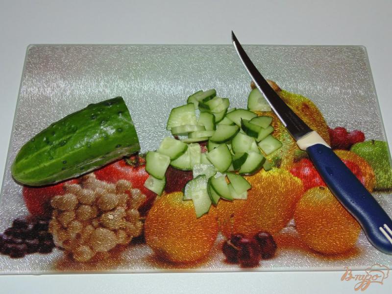 Фото приготовление рецепта: Капустный салат с фасолью и свежим огурцом шаг №3