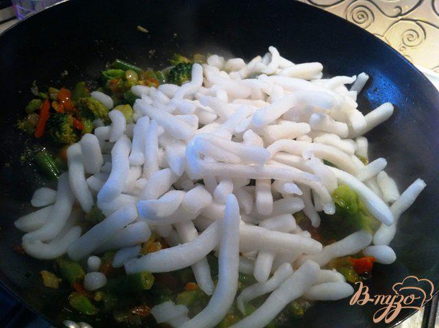 Фото приготовление рецепта: Кальмары с овощами и рисовой лапшой шаг №3