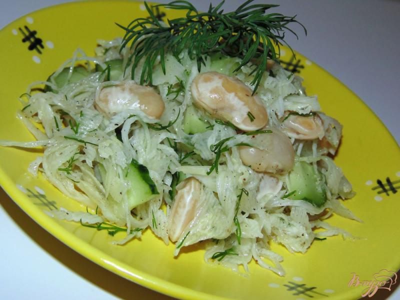 Фото приготовление рецепта: Капустный салат с фасолью и свежим огурцом шаг №5