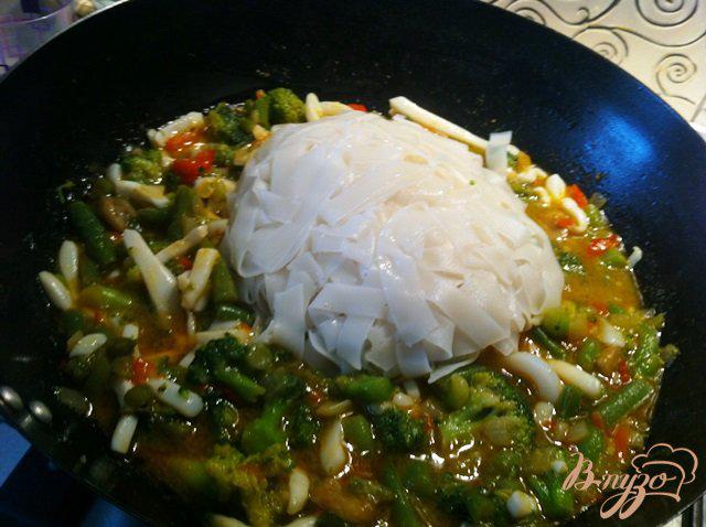 Фото приготовление рецепта: Кальмары с овощами и рисовой лапшой шаг №5