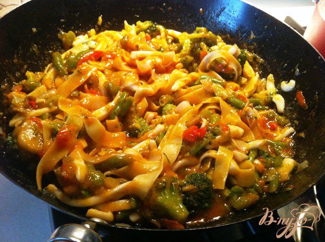 Фото приготовление рецепта: Кальмары с овощами и рисовой лапшой шаг №6